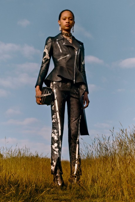 Модели коллекции Alexander McQueen Resort