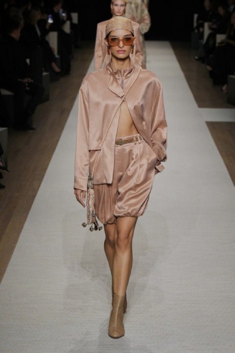 Коллекция Giorgio Armani Ready-To-Wear Весна-Лето 2025 Коллекция Giorgio Armani Ready-To-Wear Весна-Лето 2025