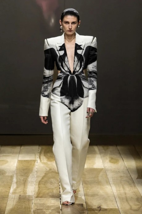 Коллекция Alexander McQueen Ready-To-Wear Осень-Зима 2023-2024 Коллекция Alexander McQueen Ready-To-Wear Осень-Зима 2023-2024
