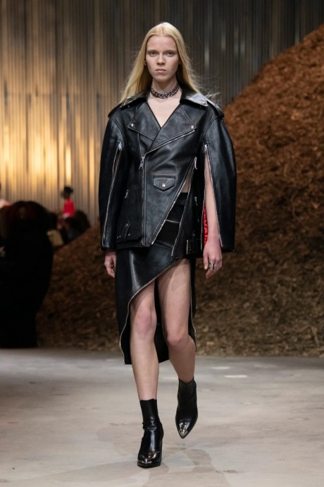 Коллекция Alexander McQueen Ready-To-Wear Осень-Зима 2022/2023 Коллекция Alexander McQueen Ready-To-Wear Осень-Зима 2022/2023