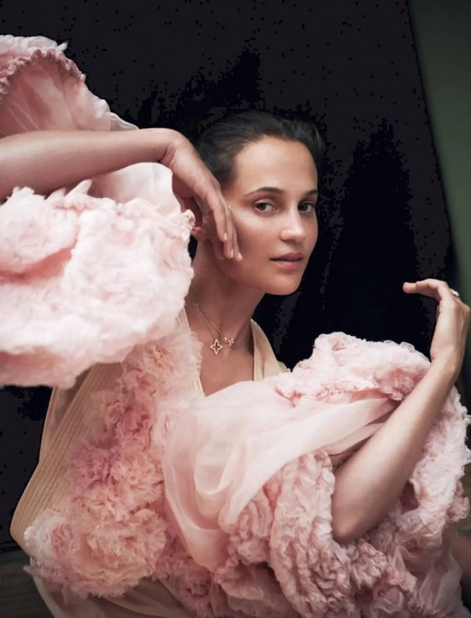 Алисия Викандер (Alicia Vikander) в фотосессии для журнала Madame Figaro (2023)