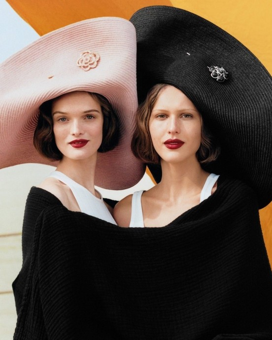 Angelina Kendall и Lulu Tenney в Chanel для Vogue Август 2024. Фото Malick Bodian Angelina Kendall и Lulu Tenney в Chanel для Vogue Август 2024. Фото Malick Bodian