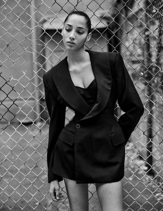 Ясмин Вейналдум (Yasmin Wijnaldum) появилась на страницах августовского выпуска Vogue Germany Ясмин Вейналдум (Yasmin Wijnaldum) появилась на страницах августовского выпуска Vogue Germany