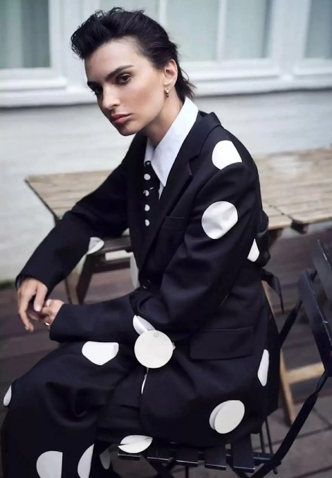 Эмили Ратаковски (Emily Ratajkowski) в фотосессии для журнала ELLE France (2024) Эмили Ратаковски (Emily Ratajkowski) в фотосессии для журнала ELLE France (2024)