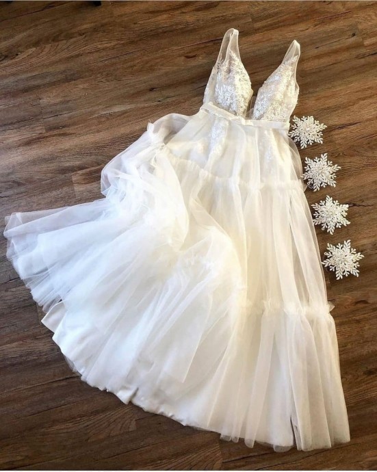 Винтажные платья в белом цвете смотрятся невероятно мило и очаровательно