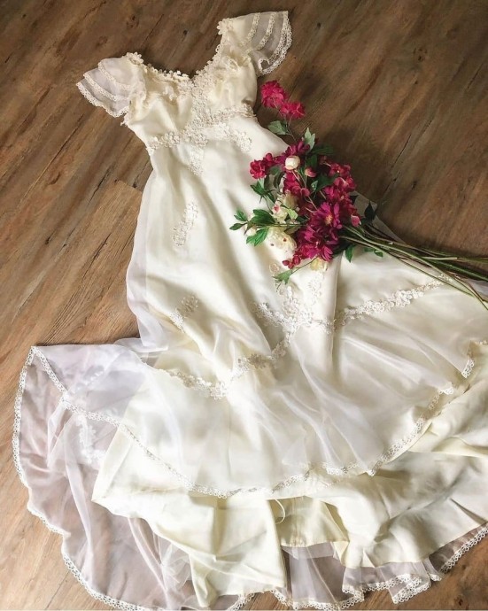 Винтажные платья в белом цвете смотрятся невероятно мило и очаровательно