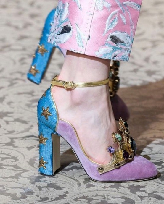 Дизайнерские туфли с цветочными мотивами