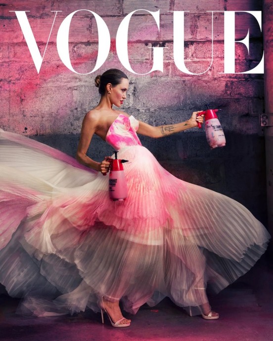 Анджелина Джоли (Angelina Jolie) в фотосессии для журнала Vogue (2023) Анджелина Джоли (Angelina Jolie) в фотосессии для журнала Vogue (2023)