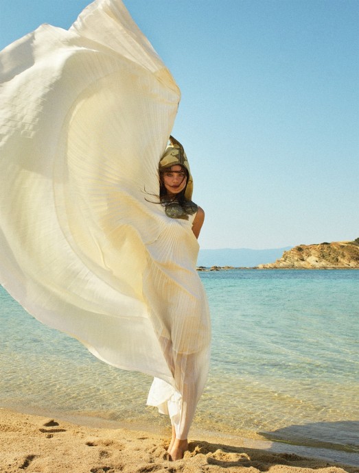 Меган Рош (Meghan Roche) украсила страницы августовского Vogue Greece