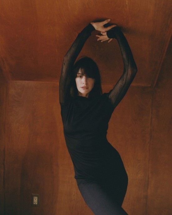 Энн Хэтэуэй (Anne Hathaway) в фотосессии для журнала Vogue France (2024) Энн Хэтэуэй (Anne Hathaway) в фотосессии для журнала Vogue France (2024)