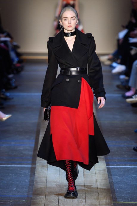 Модели коллекции Alexander McQueen