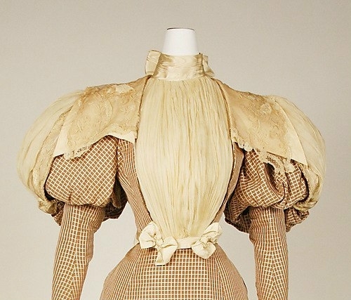 Платье из шёлка и кружева. House of Worth, 1890 год. Платье из шёлка и кружева. House of Worth, 1890 год.