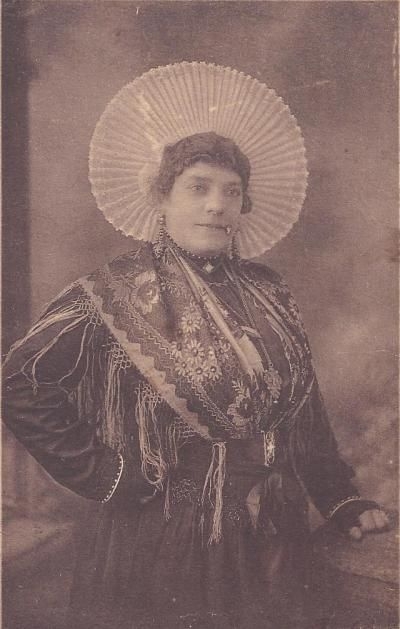 Традиционные женские головные уборы региона Нор — Па-де-Кале, Франция. Традиционные женские головные уборы региона Нор — Па-де-Кале, Франция.