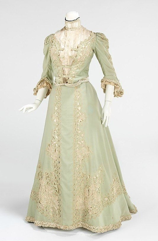 Платье для прогулок из шерсти и шёлка. США, 1903 год. Платье для прогулок из шерсти и шёлка. США, 1903 год.