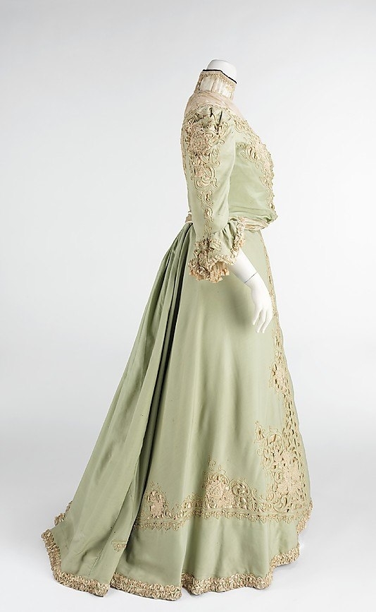Платье для прогулок из шерсти и шёлка. США, 1903 год. Платье для прогулок из шерсти и шёлка. США, 1903 год.