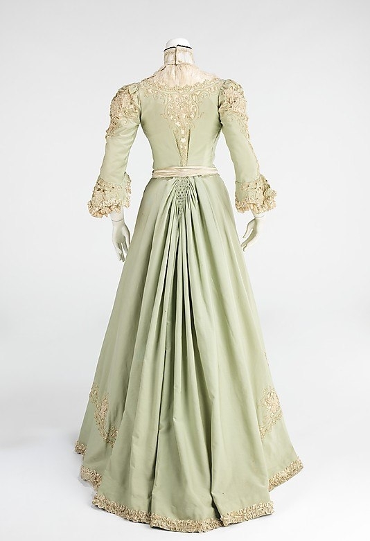 Платье для прогулок из шерсти и шёлка. США, 1903 год. Платье для прогулок из шерсти и шёлка. США, 1903 год.