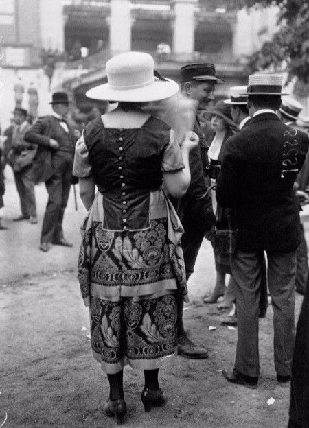 Французская мода 1919-20 гг. Скачки в Париже. Французская мода 1919-20 гг. Скачки в Париже.