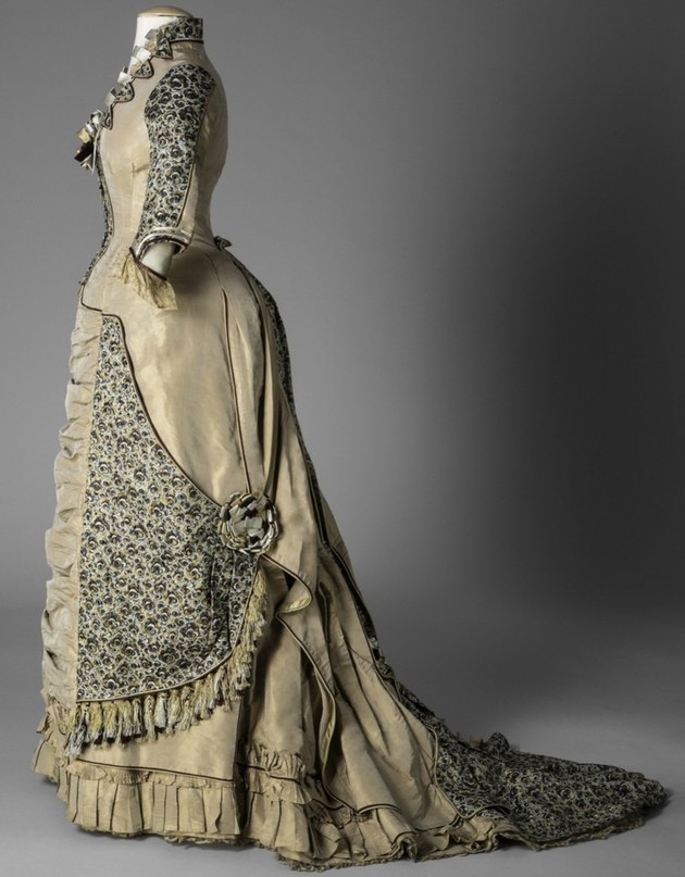 Платья с турнюрами. 1880-е годы. Платья с турнюрами. 1880-е годы.