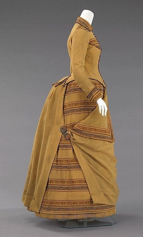 Платья с турнюрами. 1880-е годы. Платья с турнюрами. 1880-е годы.