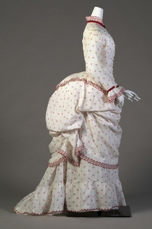 Платья с турнюрами. 1880-е годы. Платья с турнюрами. 1880-е годы.
