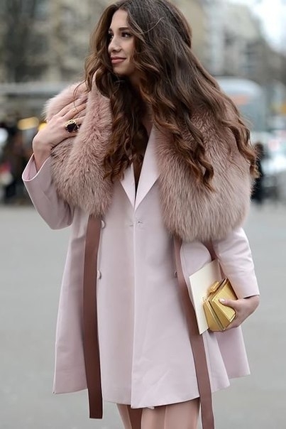 Пальто с меховыми воротниками - тепло, дорого и стильно.