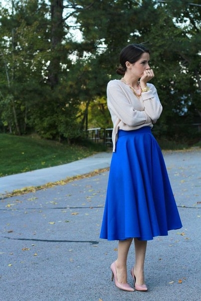 Синяя юбка длины миди.