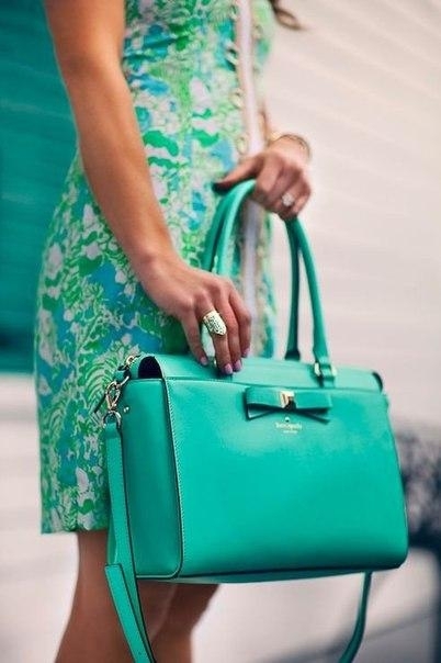 Яркие сумки - могут быть как в цвет основного наряда, так и отдельным акцентом.