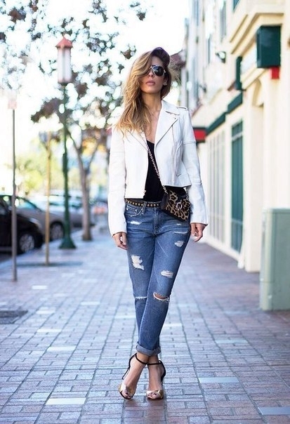 Стильное сочетание: белый жакет + джинсы.