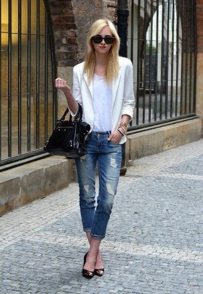Стильное сочетание: белый жакет + джинсы.