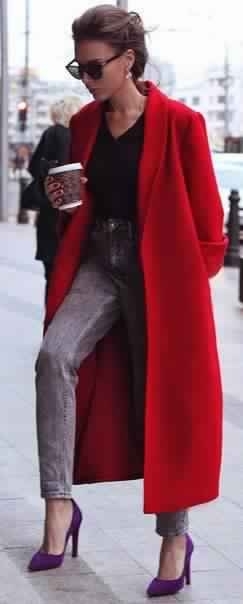 Яркие красные пальто и образы с ними.