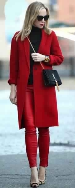 Яркие красные пальто и образы с ними.