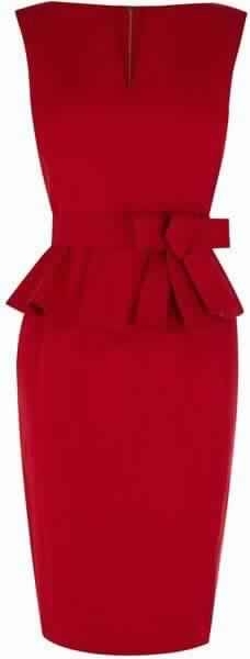 Разнообразие фасонов красных приталенных платьев.