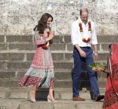 Образы принцессы Кейт Миддлтон во время тура по Индии.