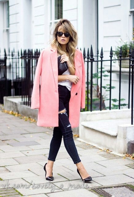 Пальто нежно-розового цвета.