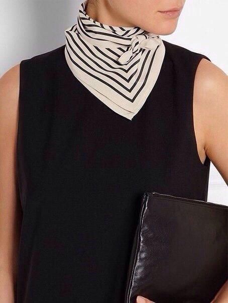 Шейный платок - очень элегантный аксессуар, который обязательно добавит образу сложности и шарма.